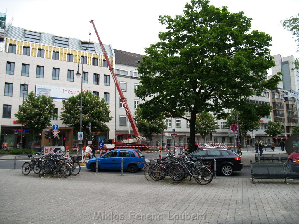 800 kg Fensterrahmen drohte auf Strasse zu rutschen Koeln Friesenplatz P29.JPG